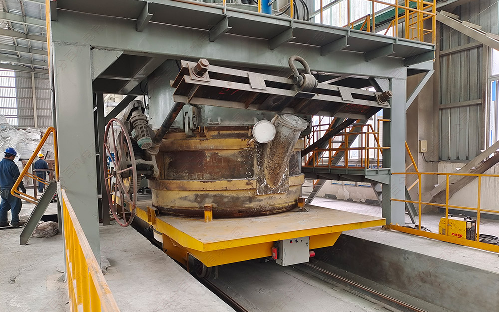 相對(duì)于無(wú)軌電動(dòng)平車(chē)，為什么冶煉鑄造行業(yè)更加傾向選擇使用有軌電動(dòng)平車(chē)